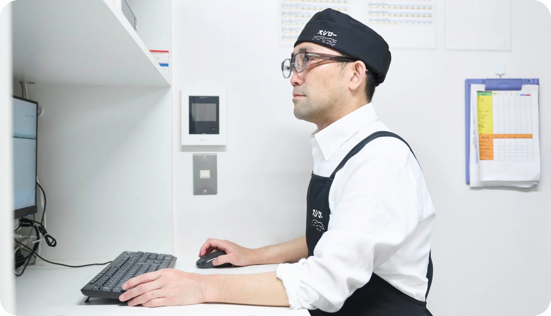 バックヤードでパソコンに向かう山原晋