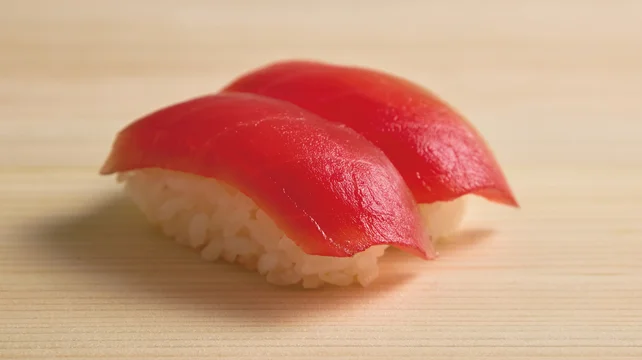 皿にのったまぐろの握り