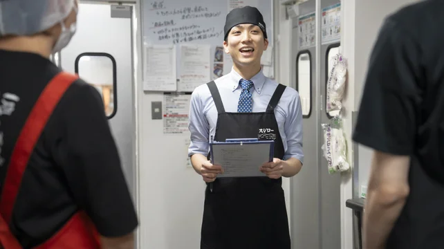 店舗で端末を操作するスタッフ